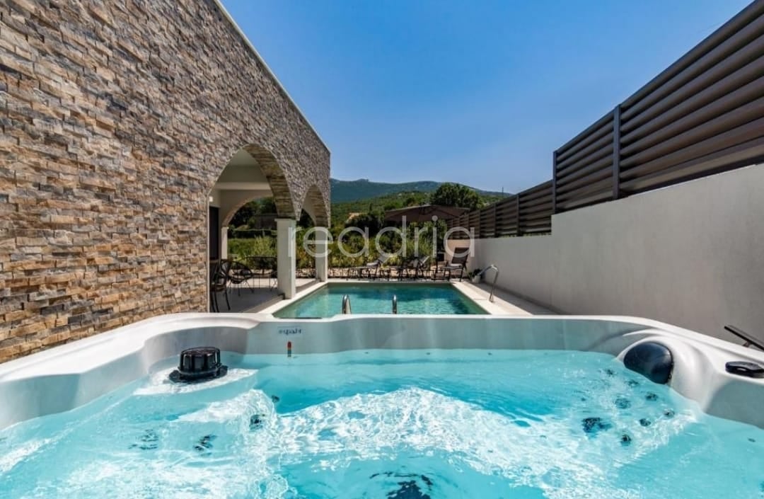 Na prodaju: Luksuzna vila s bazenom u mjestu Čisla, u turističkom najmu — Image 2