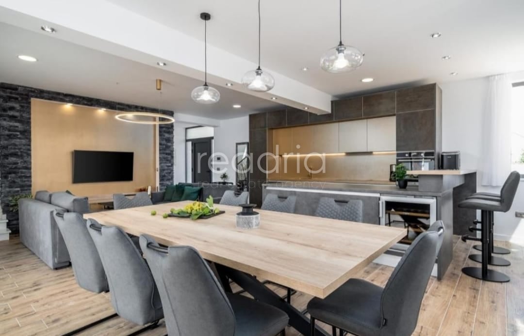 Na prodaju: Luksuzna vila s bazenom u mjestu Čisla, u turističkom najmu — Image 4