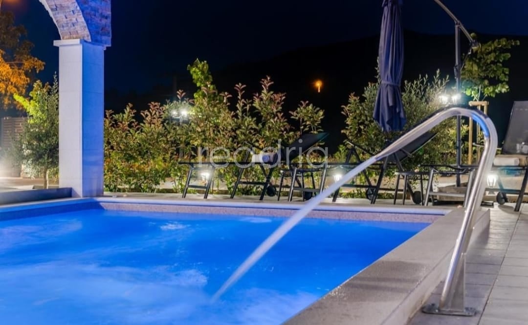 Na prodaju: Luksuzna vila s bazenom u mjestu Čisla, u turističkom najmu — Image 9