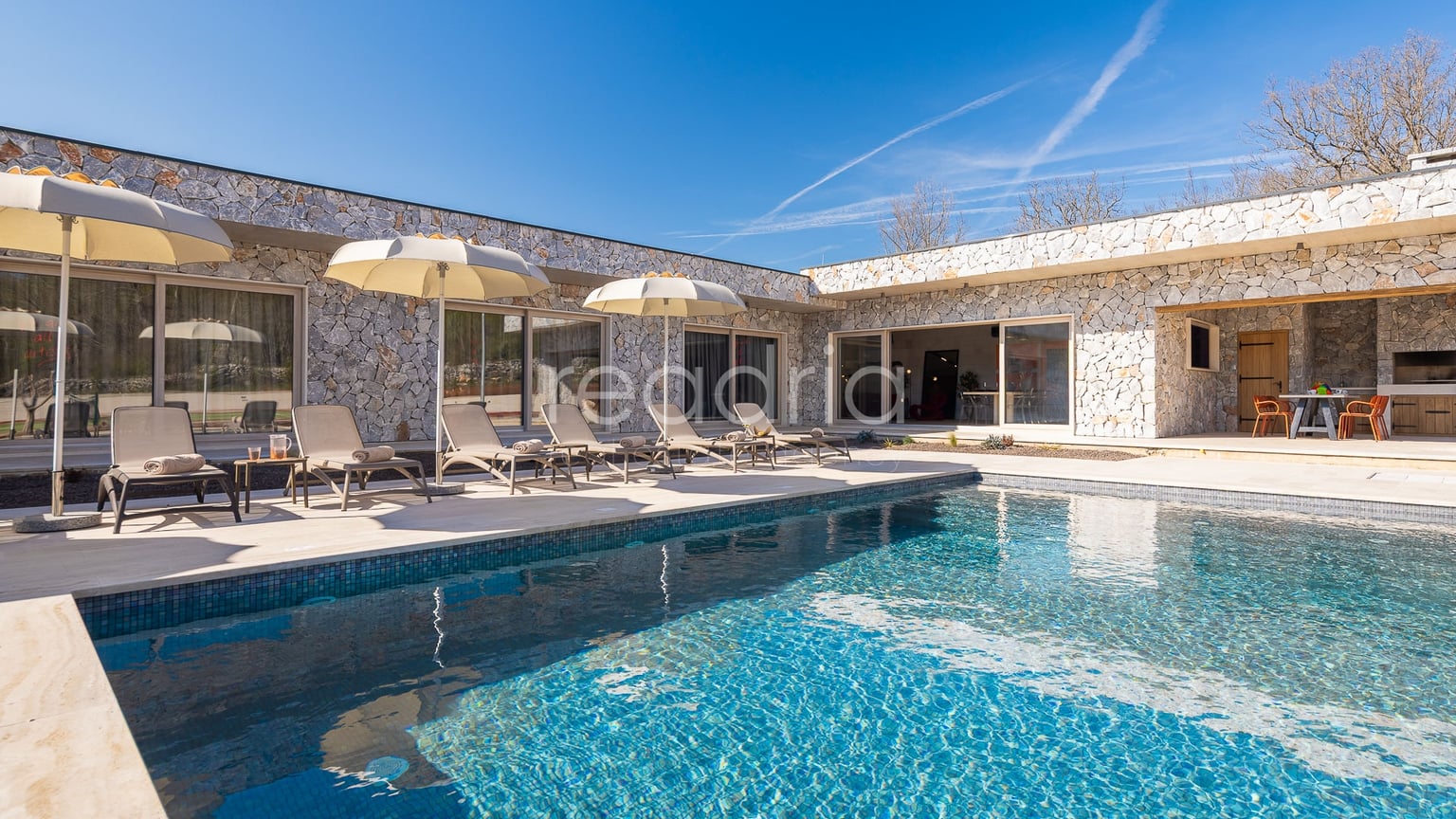 Luksuzna mediteranska vila u blizini Splita – privatnost, prostor i investicijski potencijal — Prisoje, Dicmo