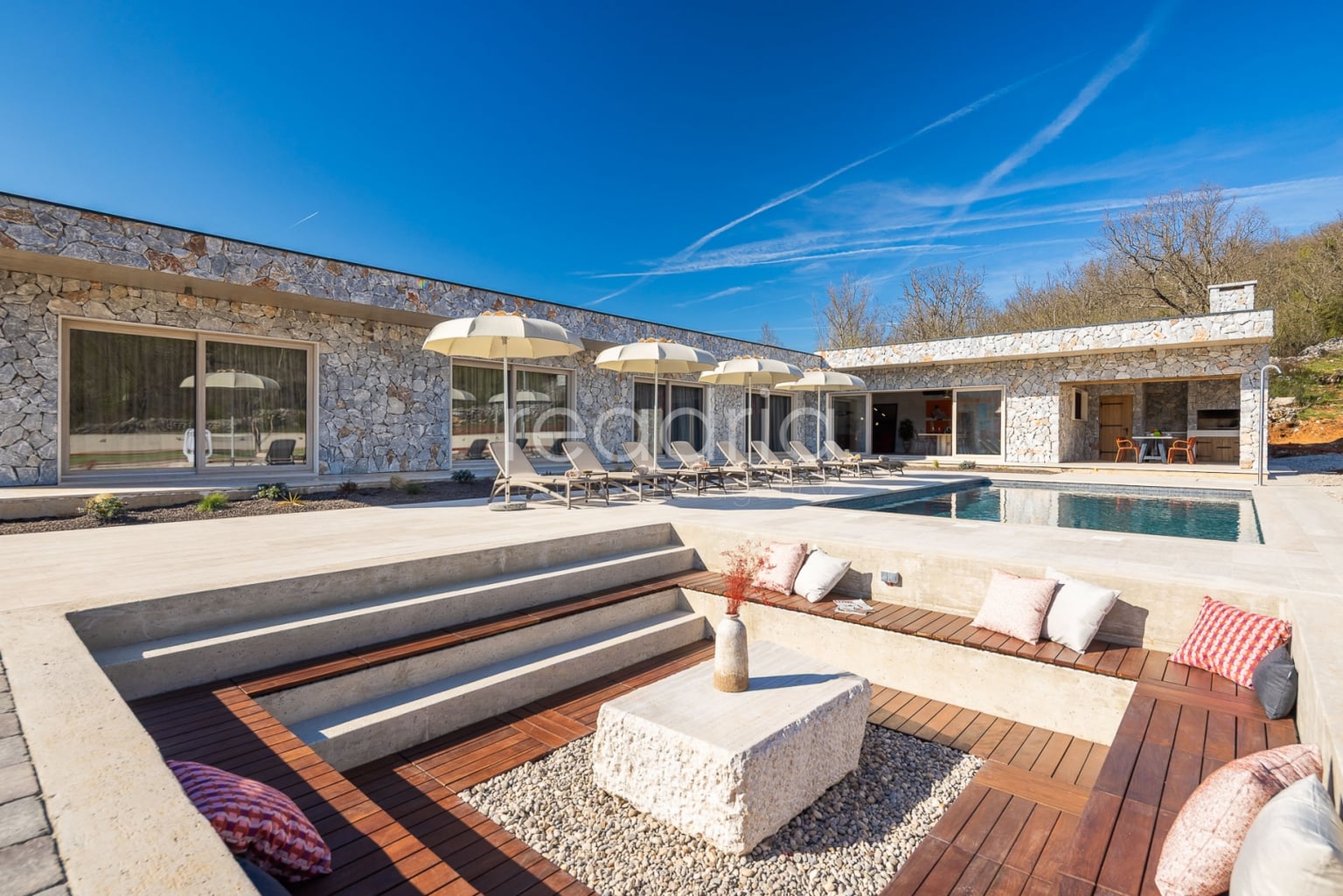 Luksuzna mediteranska vila u blizini Splita – privatnost, prostor i investicijski potencijal — Image 3