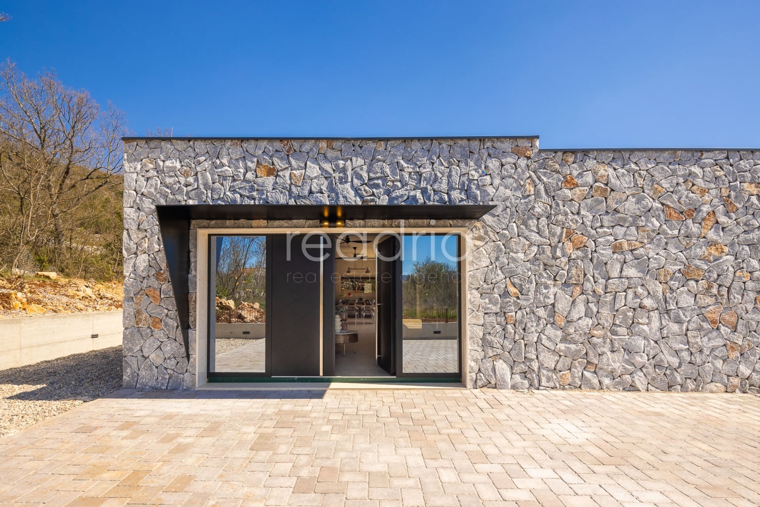 Luksuzna mediteranska vila u blizini Splita – privatnost, prostor i investicijski potencijal — Image 5