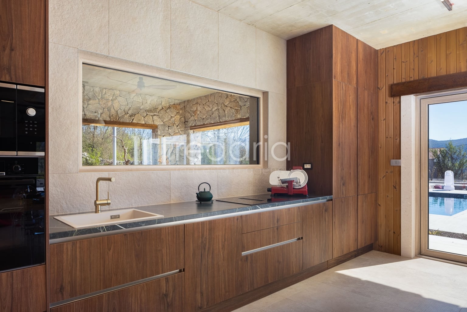 Luksuzna mediteranska vila u blizini Splita – privatnost, prostor i investicijski potencijal — Image 12