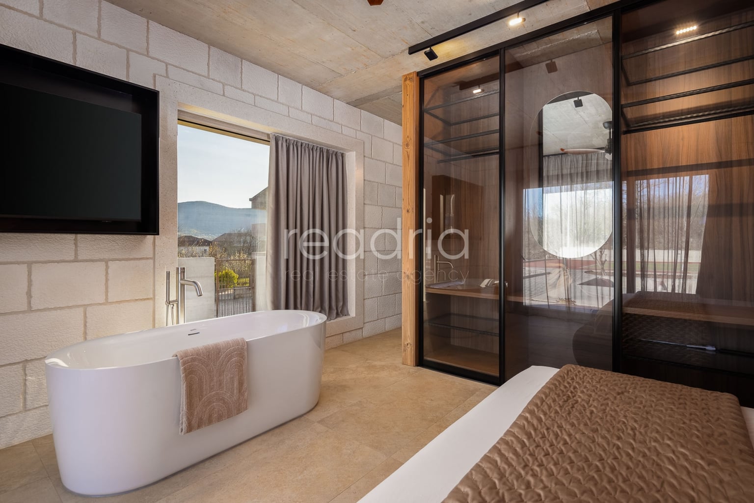 Luksuzna mediteranska vila u blizini Splita – privatnost, prostor i investicijski potencijal — Image 24