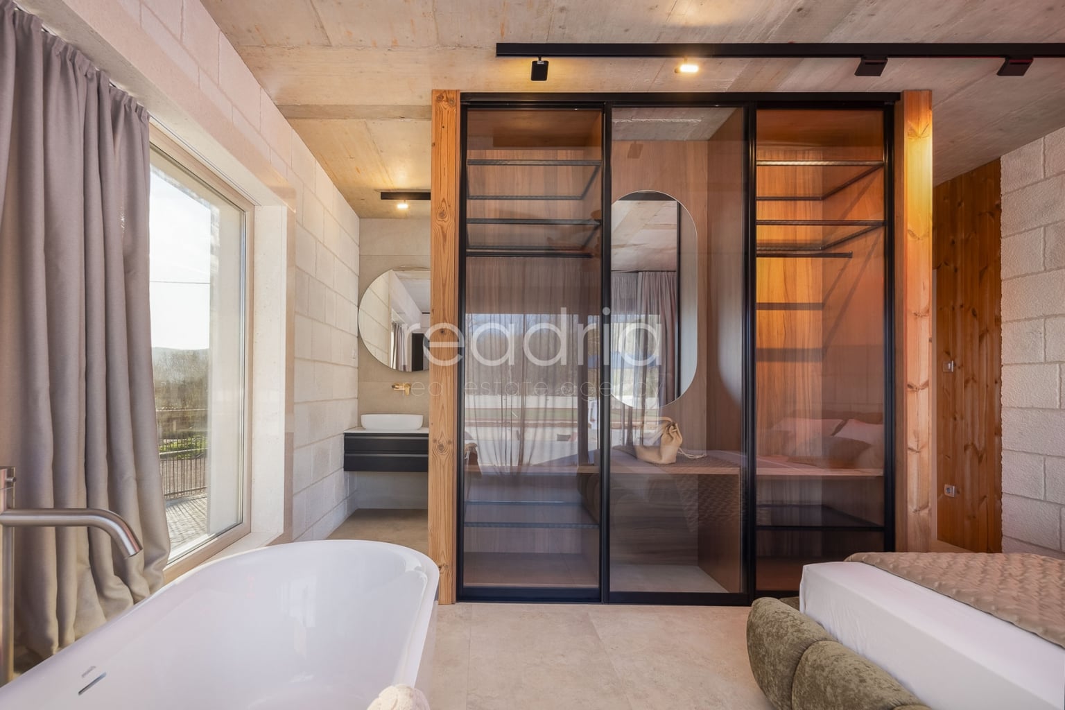 Luksuzna mediteranska vila u blizini Splita – privatnost, prostor i investicijski potencijal — Image 25