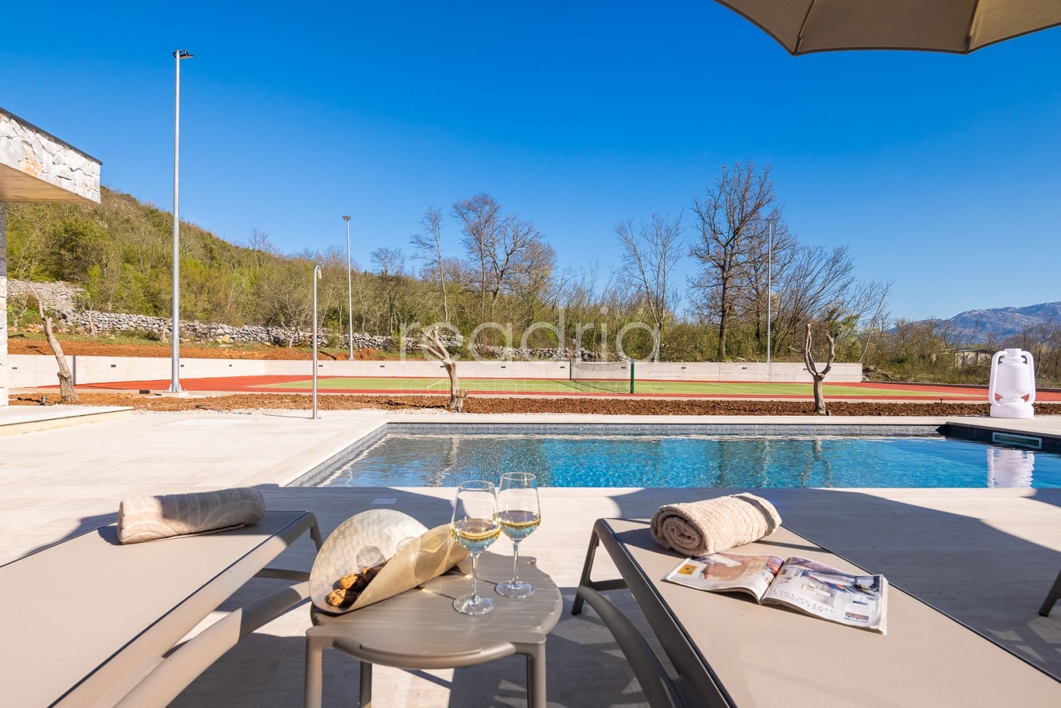 Luksuzna vila s bazenom i teniskim terenom – dugoročni najam, okolica Splita — Image 7