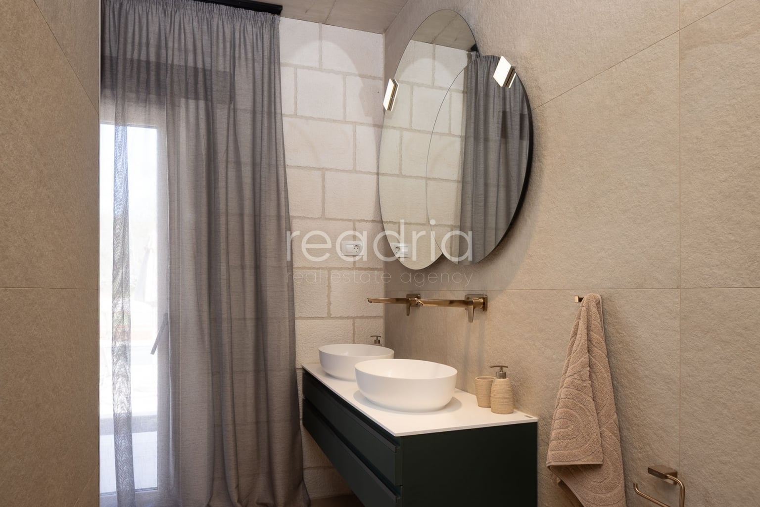 Luksuzna vila s bazenom i teniskim terenom – dugoročni najam, okolica Splita — Image 20