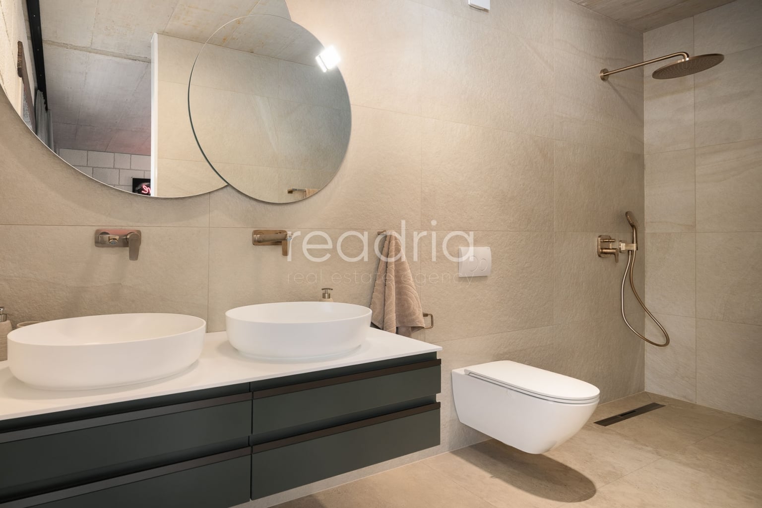 Luksuzna vila s bazenom i teniskim terenom – dugoročni najam, okolica Splita — Image 23