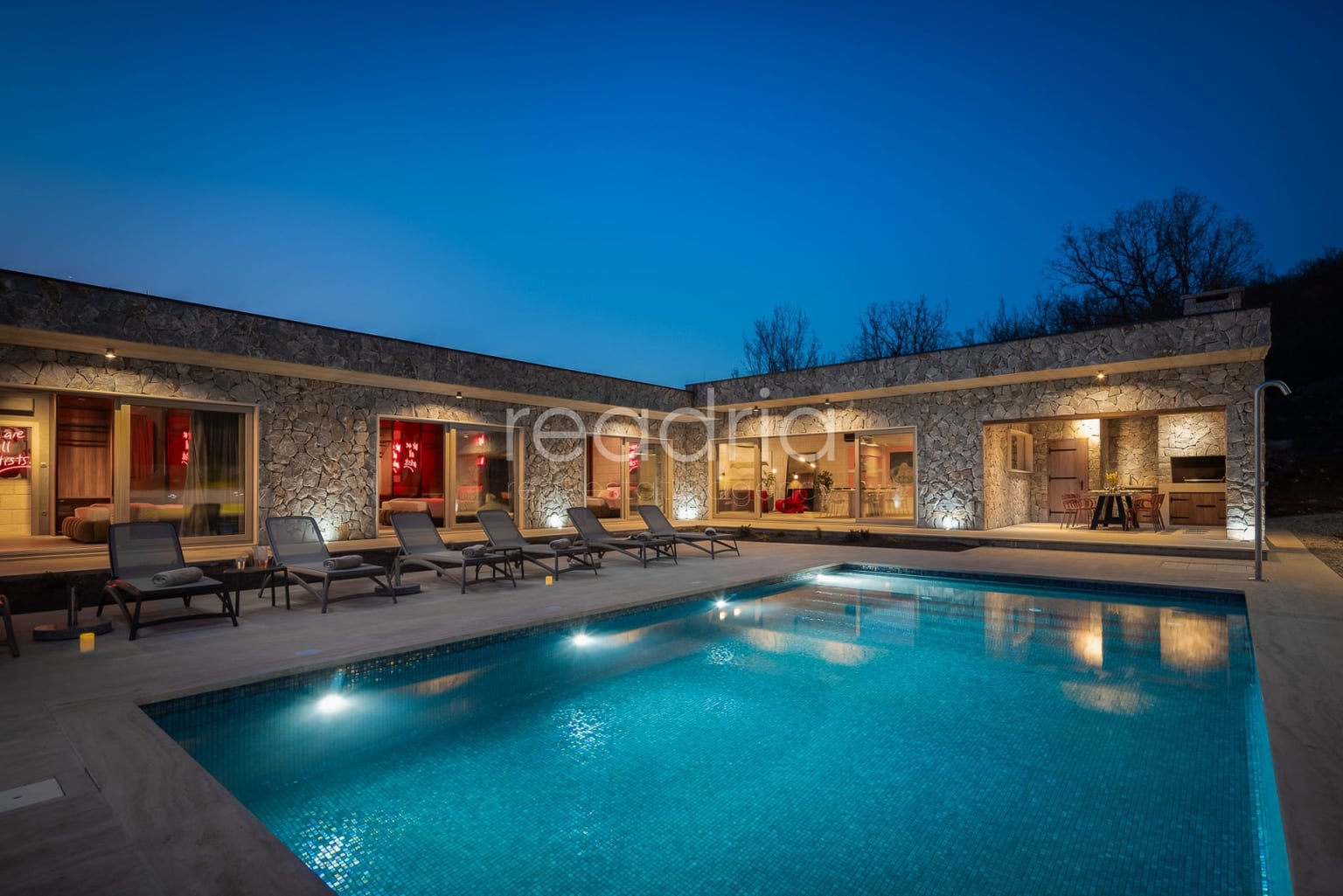 Luksuzna vila s bazenom i teniskim terenom – dugoročni najam, okolica Splita — Image 31