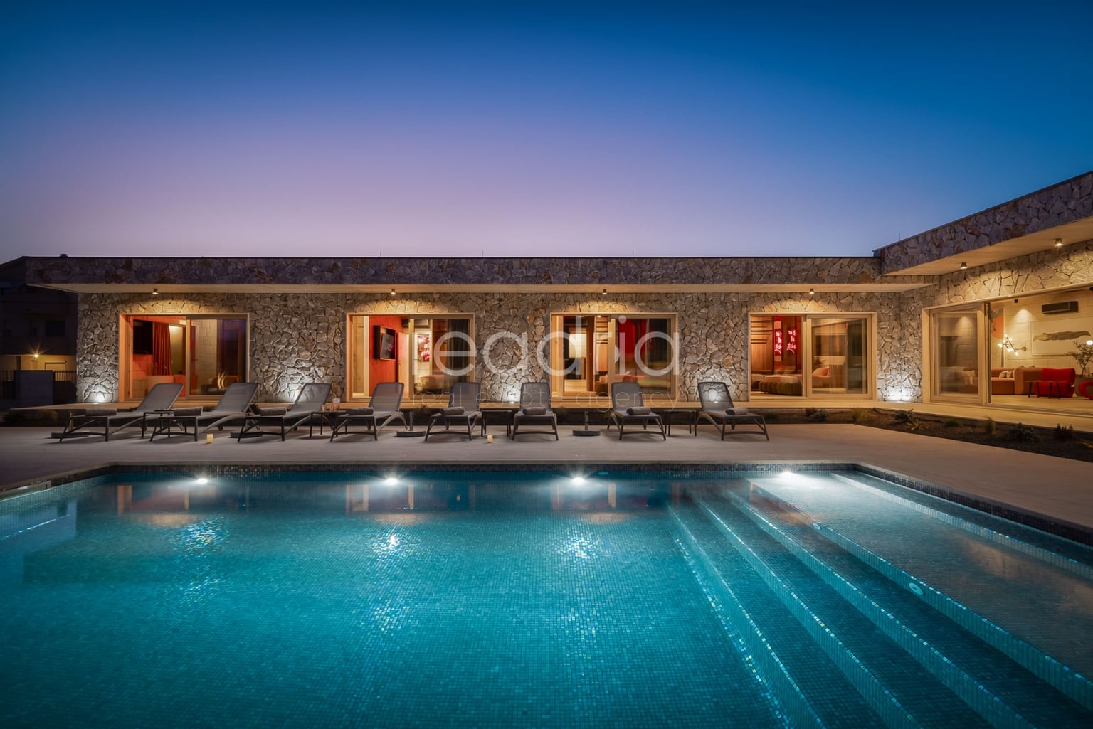 Luksuzna vila s bazenom i teniskim terenom – dugoročni najam, okolica Splita — Image 32