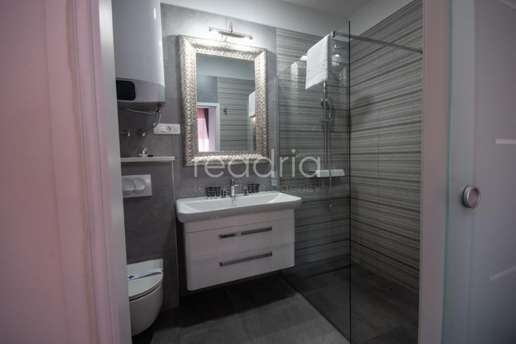 Luksuzne sobe u strogom centru - uhodan posao s visokim povratom — Image 6