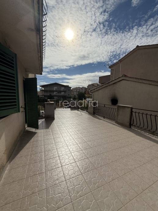 Split, Sirobuja, trosobni, 90m2, dugoročno — Image 14