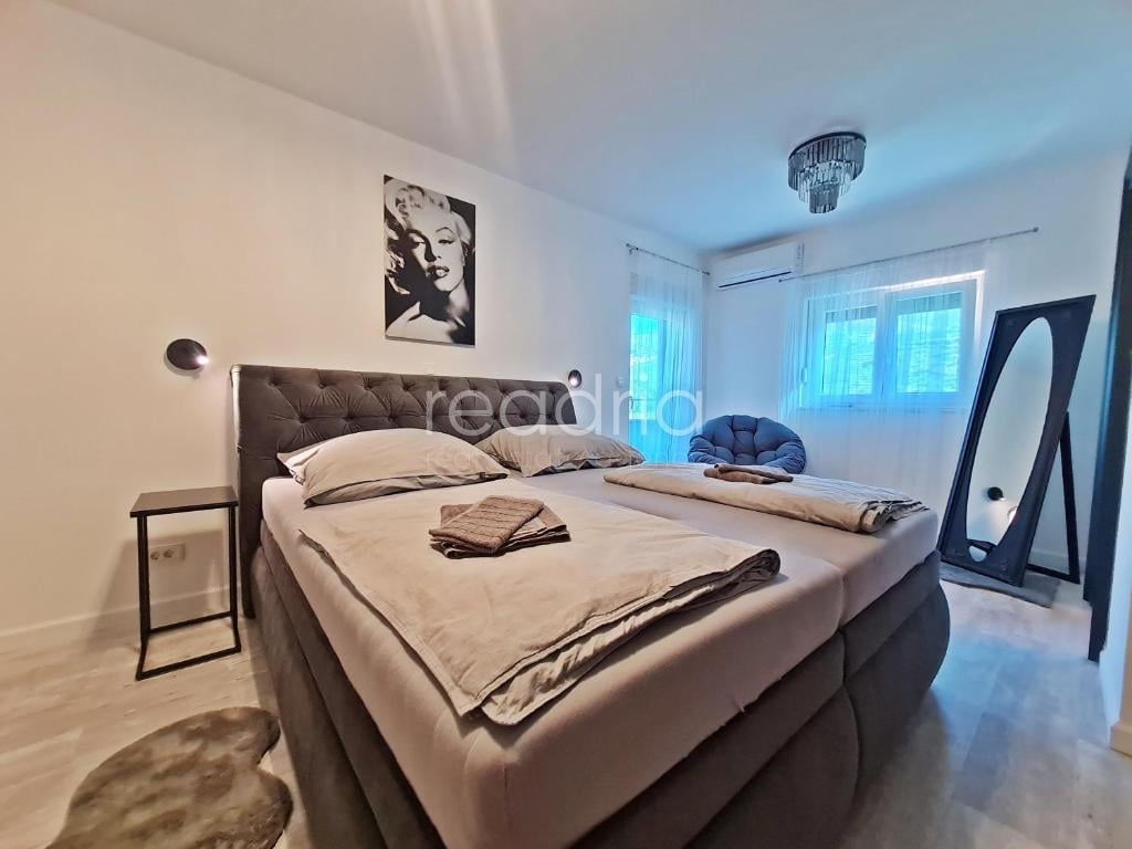Žrnovnica, atraktivan apartman, 2SB + DB, 1.9.-1.7. — Image 13
