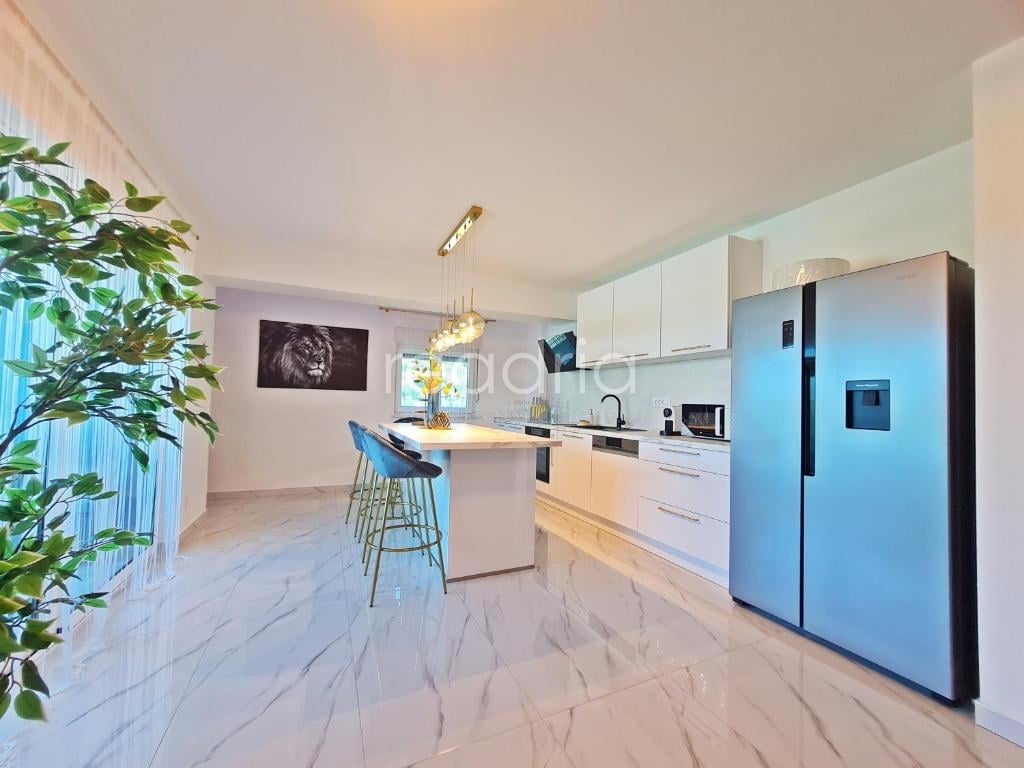 Žrnovnica, atraktivan apartman, 2SB + DB, 1.9.-1.7. — Image 7