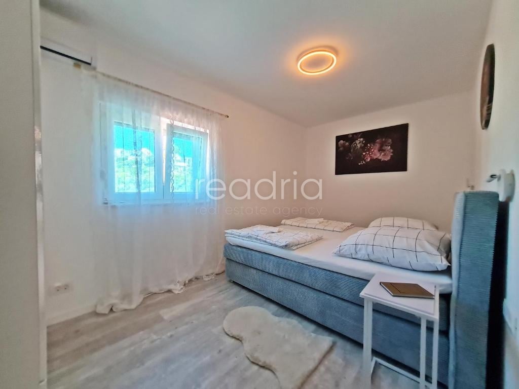 Žrnovnica, atraktivan apartman, 2SB + DB, 1.9.-1.7. — Image 17