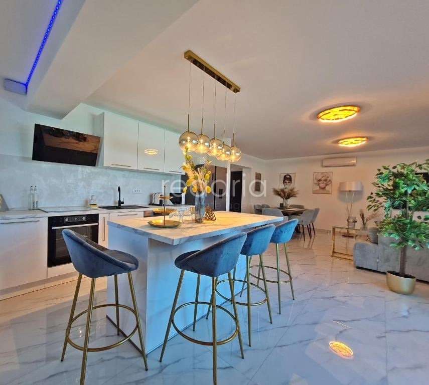 Žrnovnica, atraktivan apartman, 2SB + DB, 1.9.-1.7. — Image 8