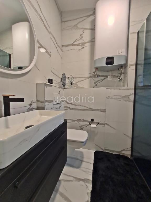 Žrnovnica, atraktivan apartman, 2SB + DB, 1.9.-1.7. — Image 24