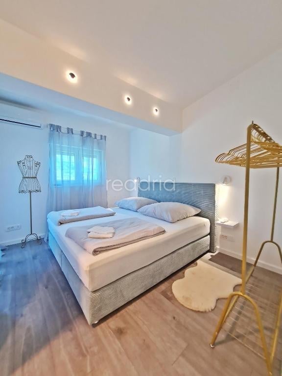 Žrnovnica, atraktivan apartman, 2SB + DB, 1.9.-1.7. — Image 18
