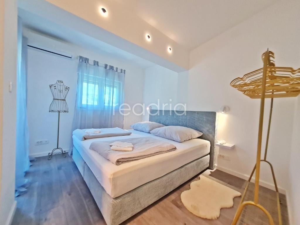 Žrnovnica, atraktivan apartman, 2SB + DB, 1.9.-1.7. — Image 19