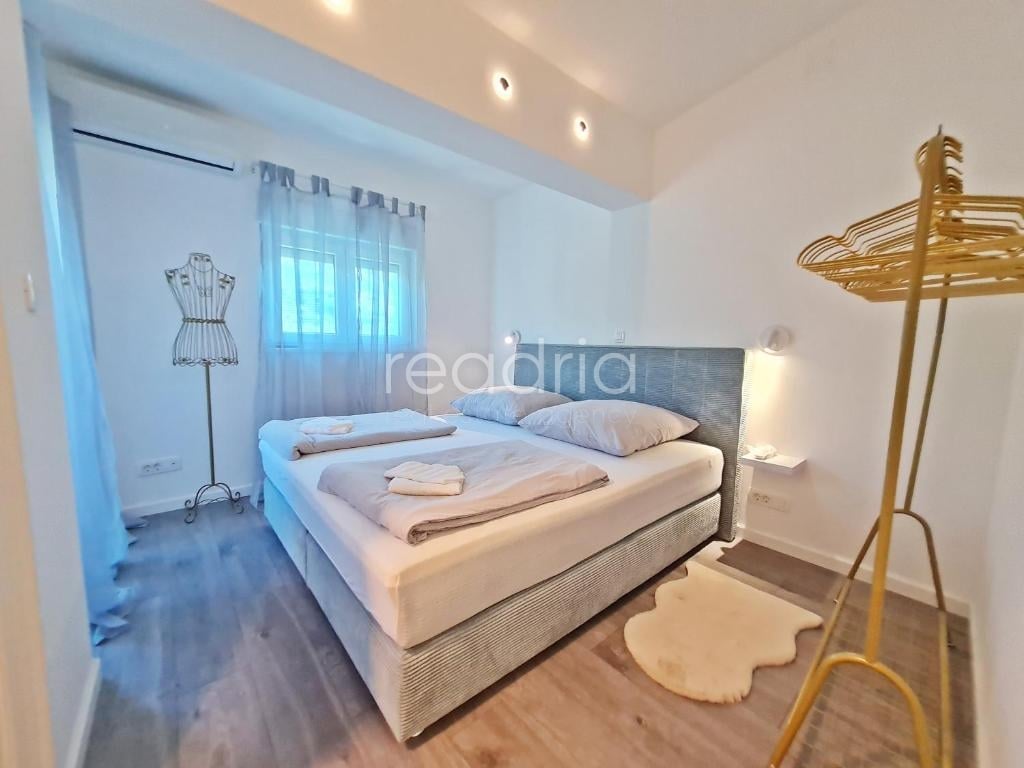 Žrnovnica, atraktivan apartman, 2SB + DB, 1.9.-1.7. — Image 20
