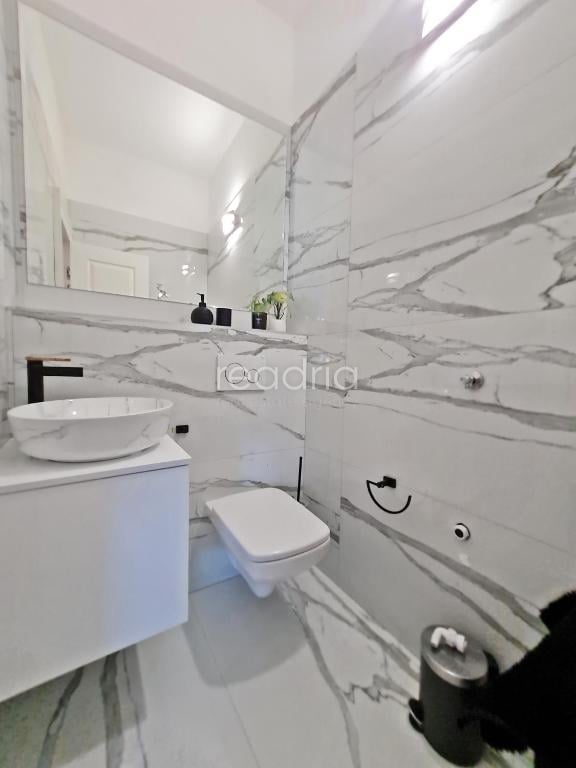 Žrnovnica, atraktivan apartman, 2SB + DB, 1.9.-1.7. — Image 23