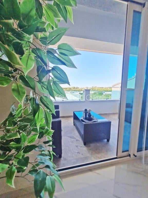 Žrnovnica, atraktivan apartman, 2SB + DB, 1.9.-1.7. — Image 25