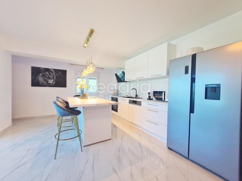 Žrnovnica, atraktivan apartman, 2SB + DB, 1.9.-1.7. — Image 6