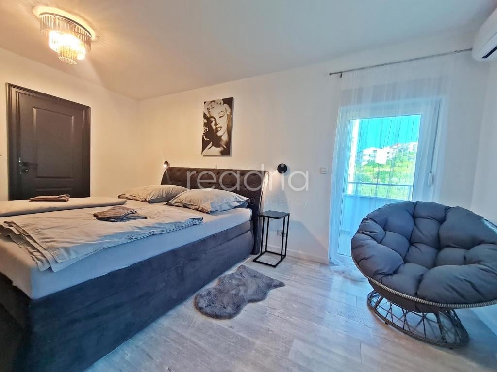 Žrnovnica, atraktivan apartman, 2SB + DB, 1.9.-1.7. — Image 7