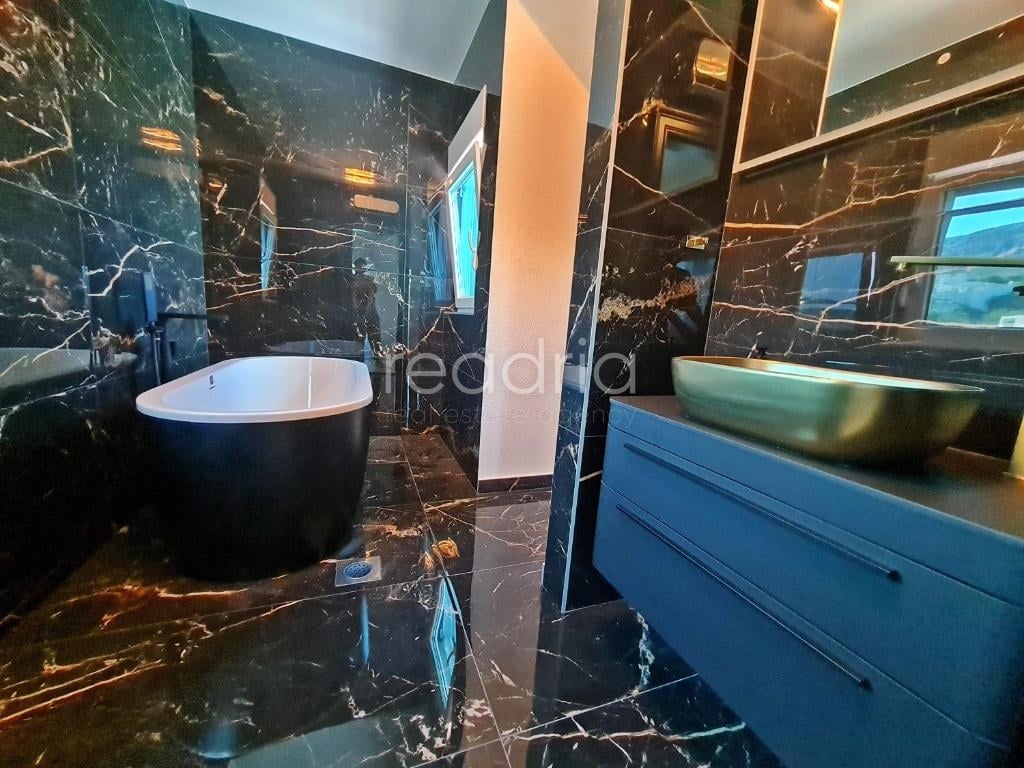 Žrnovnica, atraktivan apartman, 2SB + DB, 1.9.-1.7. — Image 11