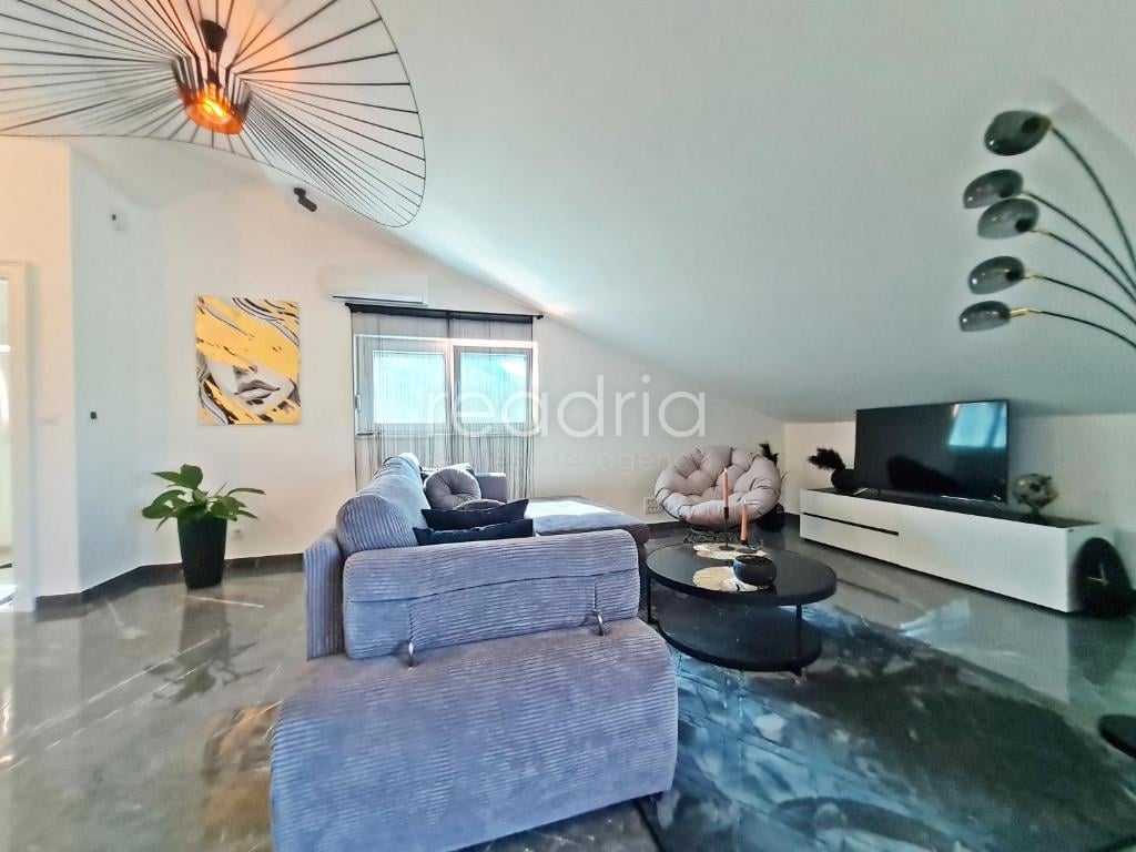 Žrnovnica, atraktivan apartman, 2SB + DB, 1.9.-1.7. — Image 2