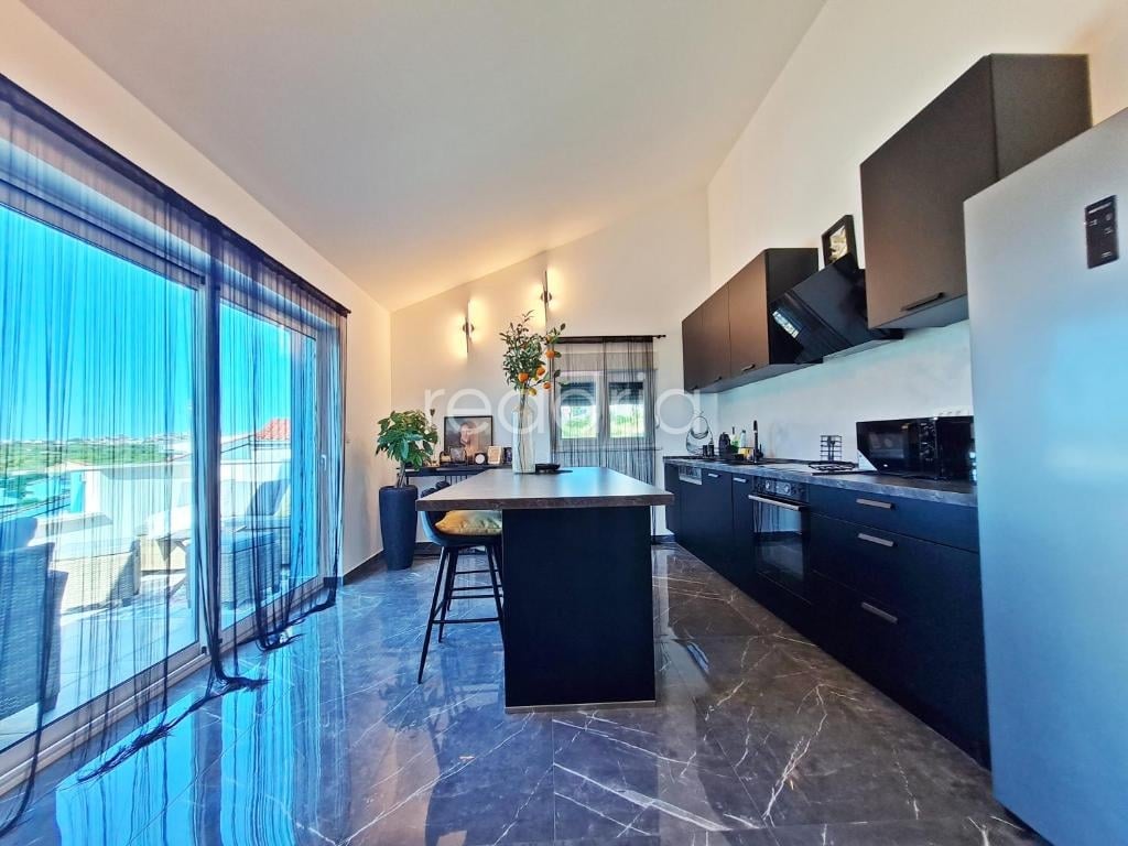 Žrnovnica, atraktivan apartman, 2SB + DB, 1.9.-1.7. — Image 4