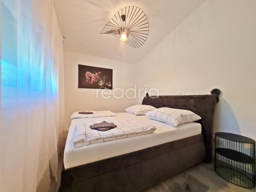 Žrnovnica, atraktivan apartman, 2SB + DB, 1.9.-1.7. — Image 10