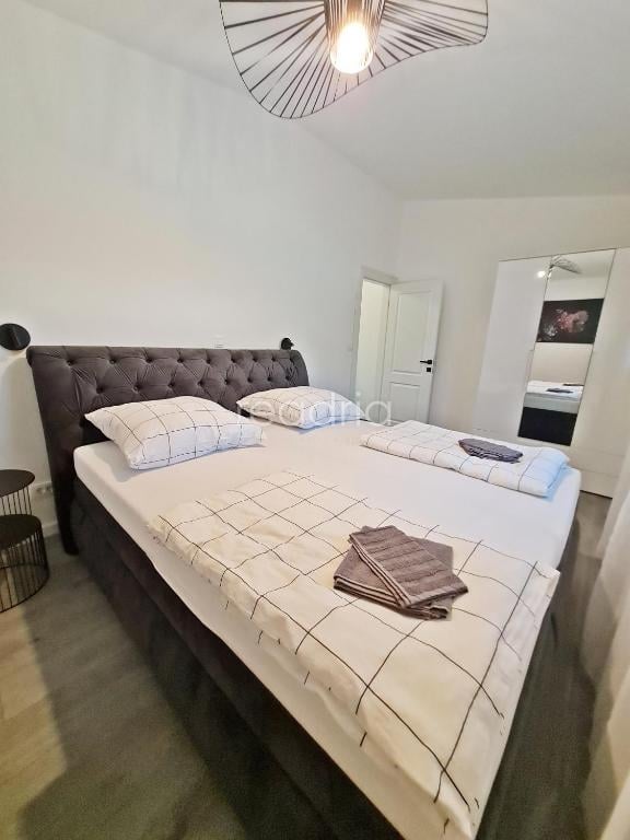 Žrnovnica, atraktivan apartman, 2SB + DB, 1.9.-1.7. — Image 9