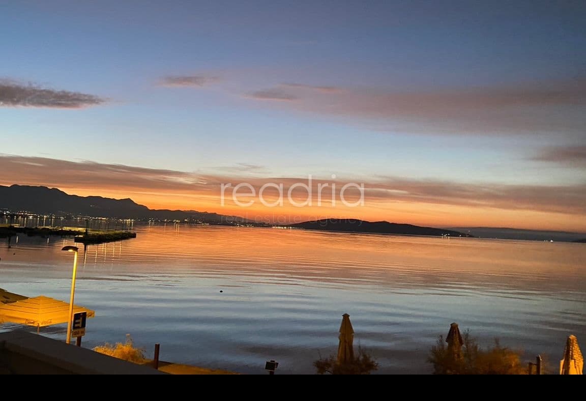 Kaštel Novi, 125.00 m2– stan s poslovnim prostorom, prvi red uz more (prodaja)