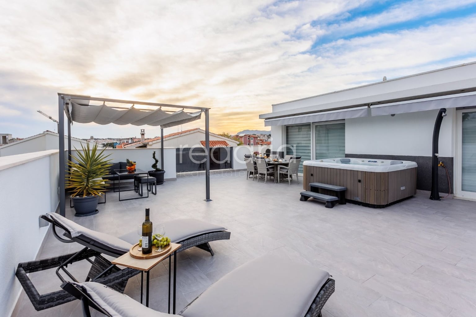 Stan: Strožanac, 101.00 m2 - Luksuzni dvoetažni penthouse (iznajmljivanje) — Strožanac, Podstrana