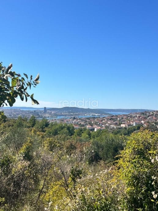 Građevinsko zemljište 1.515 m² s projektom moderne vile – Klis
