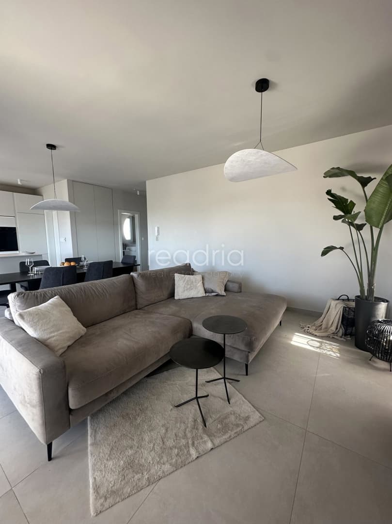 Prodaje se potpuno namješten stan u novogradnji-3 spavaće sobe-Kastel Stari