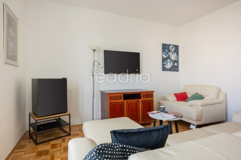 Split, Bol, dvosoban, 85m2, dvoetažan, pet friendly, dugoročno — Bol, Split