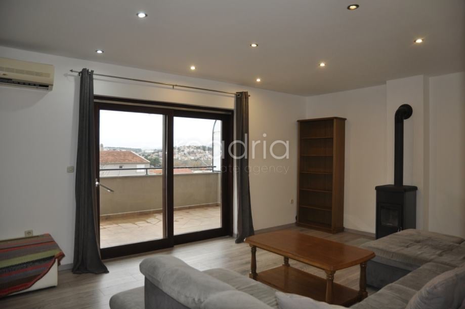 Strožanac, peterosobni, 250m2, dugoročno — Strožanac, Podstrana